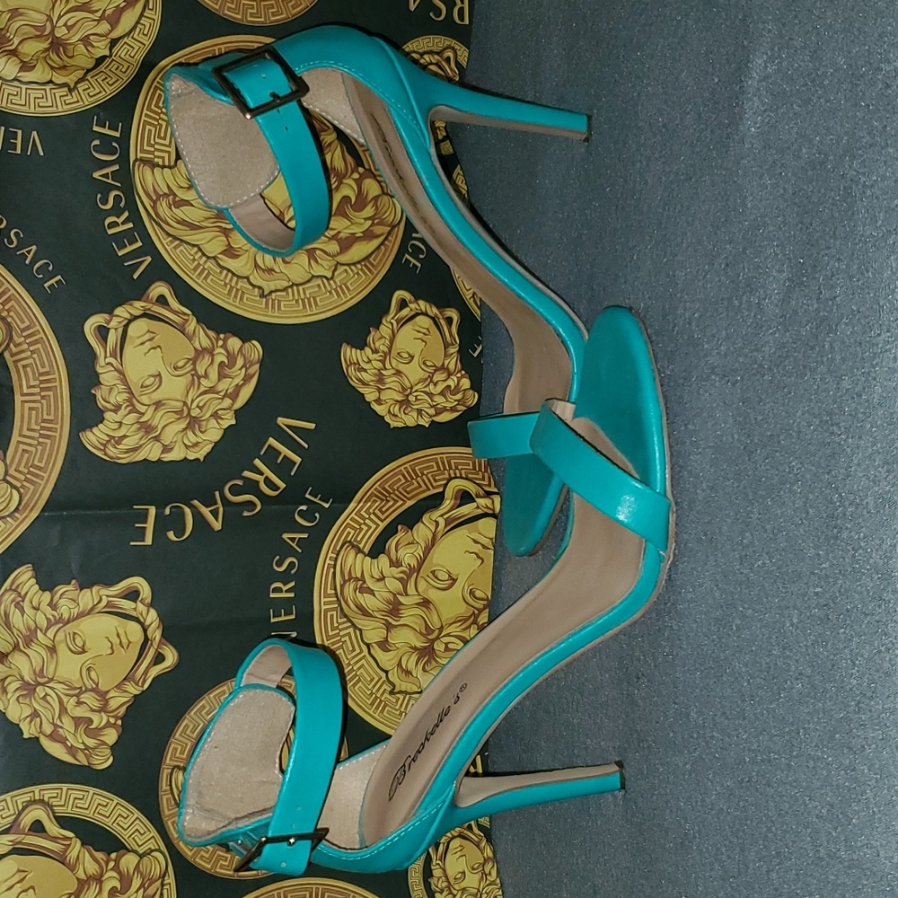 Breckelle's 7.5 Turquoise Heel